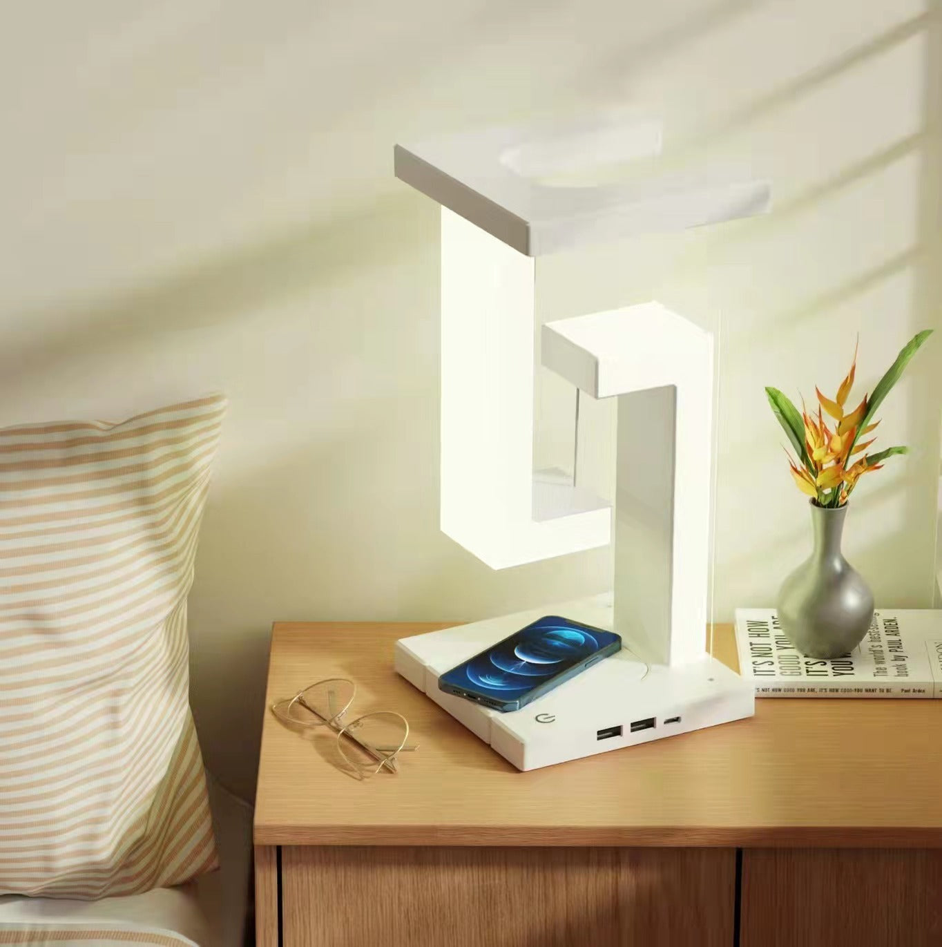 Kreatywna bezprzewodowa magnetyczna lampa wisząca z możliwością ładowania smartfonów. Nadaje świetnego, eleganckiego wyglądu do domu